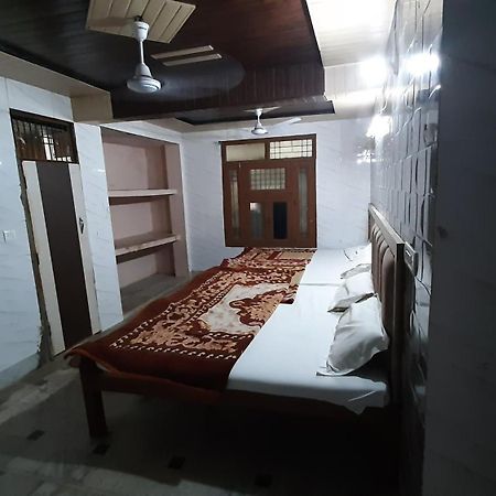 Subhadra Guest House มถุรา ภายนอก รูปภาพ