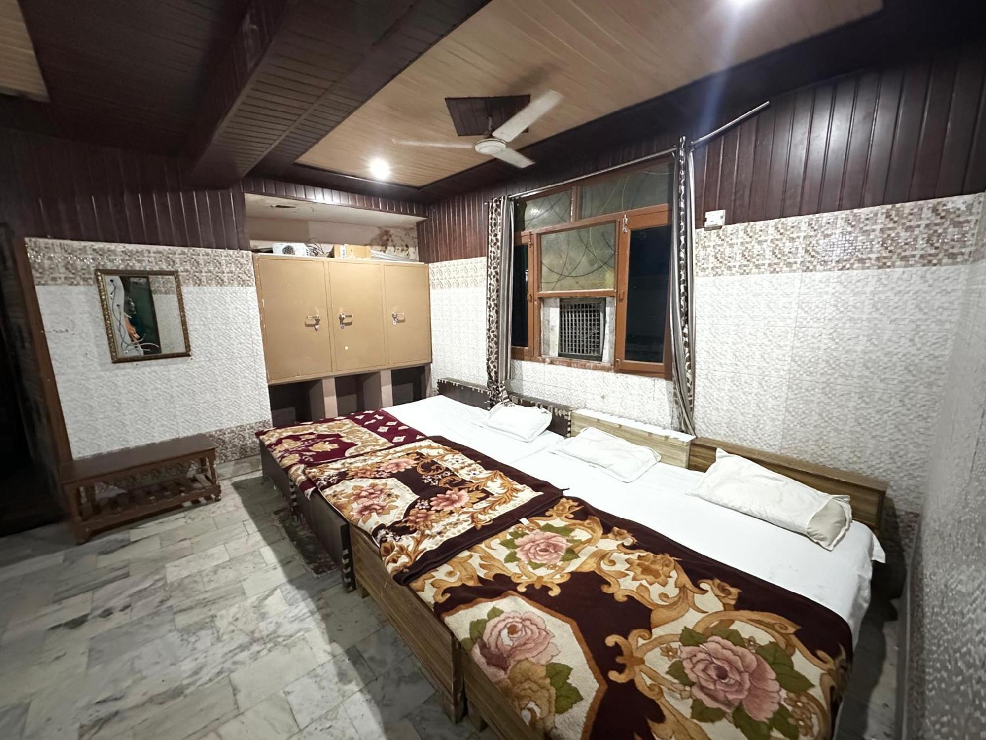 Subhadra Guest House มถุรา ภายนอก รูปภาพ
