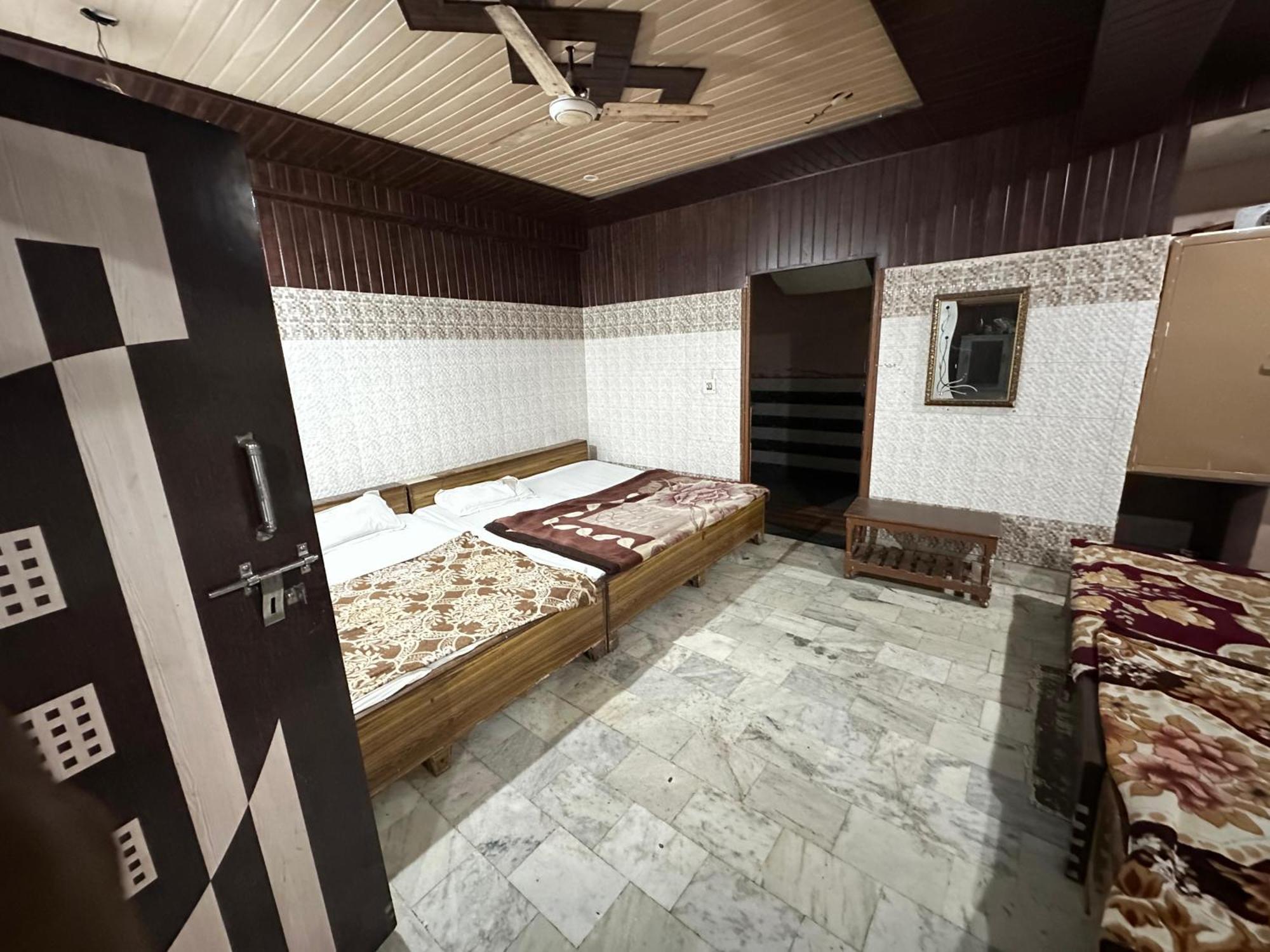 Subhadra Guest House มถุรา ภายนอก รูปภาพ